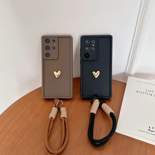 3D Gold Heart Wrist Strap Phone Case for Samsung Galaxy S25, TPU Protective Cover with Anti-Slip and Scratch-Resistant Design