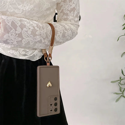 3D Gold Heart Wrist Strap Phone Case for Samsung Galaxy S25, TPU Protective Cover with Anti-Slip and Scratch-Resistant Design