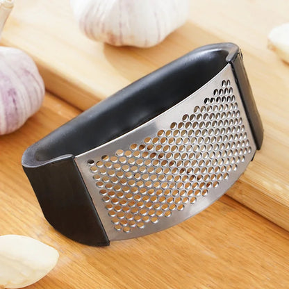 Stainless Steel Garlic Press Crusher – Manual Garlic Mincer & Chopping Tool for Kitchen